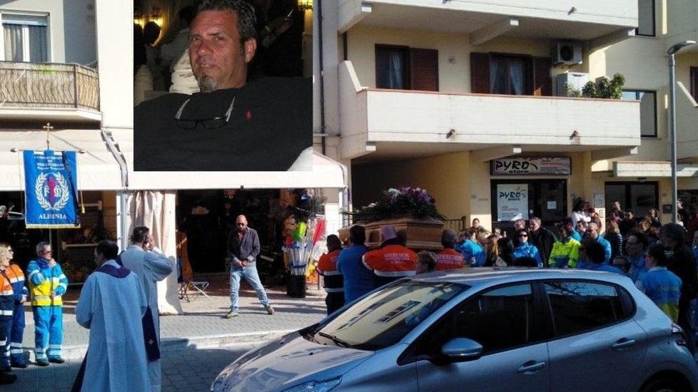Addio Luca, i volontari portano a spalla la bara