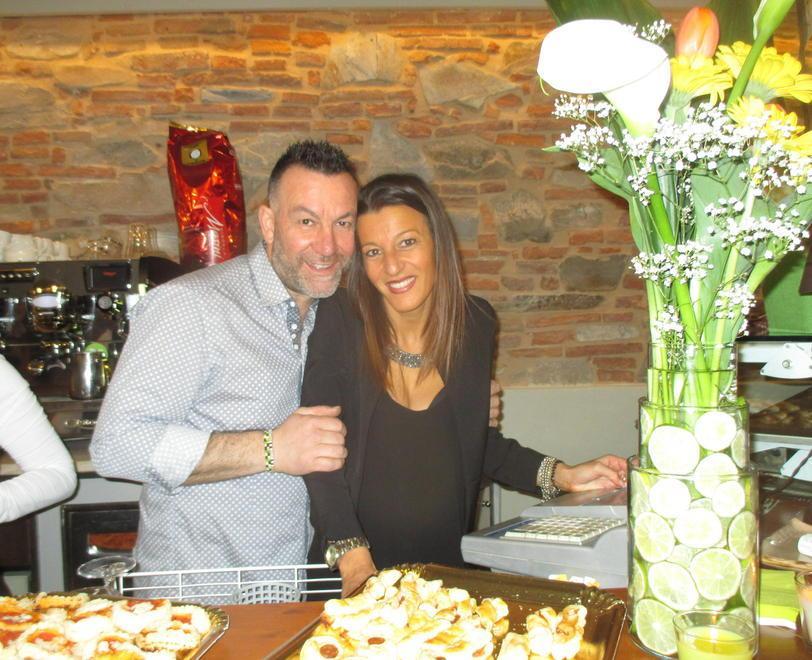 Un folla all’inaugurazione del Glam Cafè