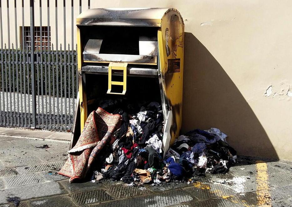 Fanno esplodere il box degli abiti usati per la Caritas