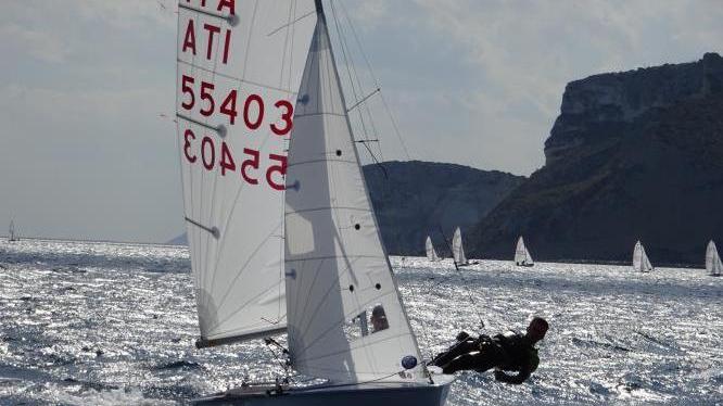 Un equipaggio rosa guida la Regata nazionale