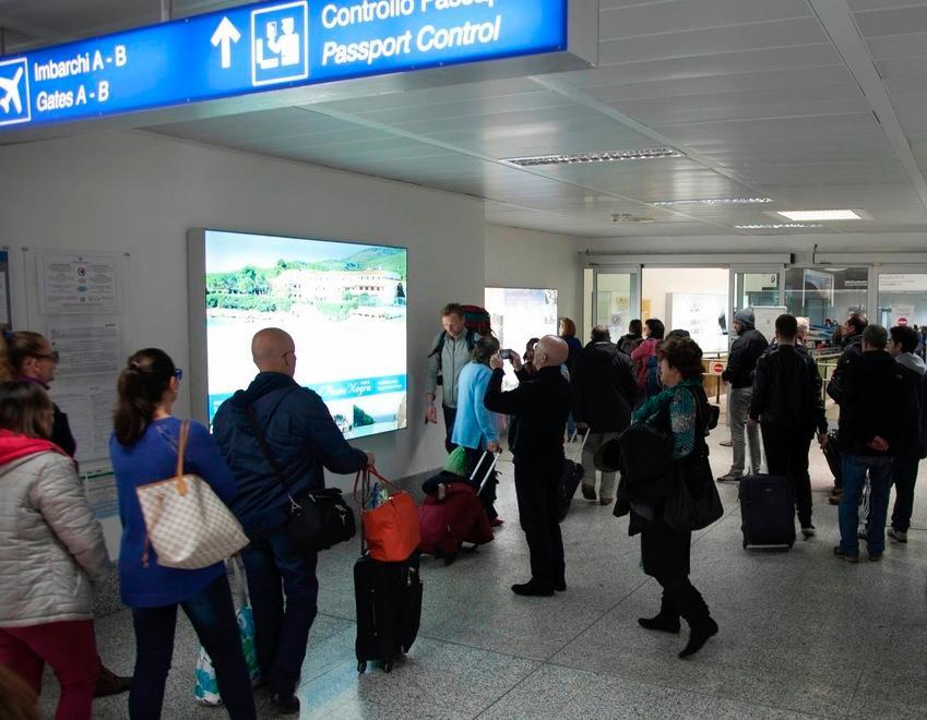 L'addio di Ryanair, la rabbia dei passeggeri: ci sentiamo in trappola