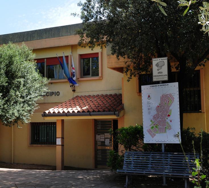 Impiegati con la valigia, sindaco sotto accusa 