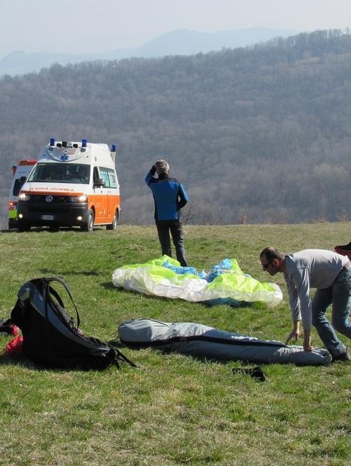 60enne cade in parapendio