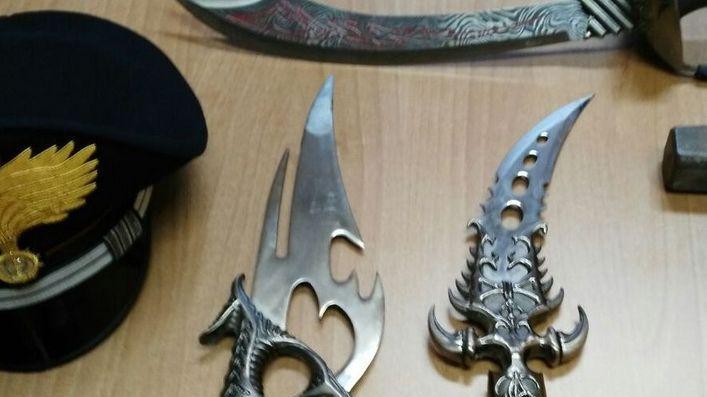 Armi affilate in auto, denunciato