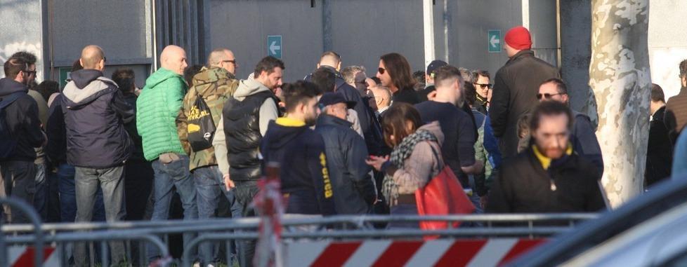 Esplode la rabbia dei tifosi alla ricerca dei colpevoli 