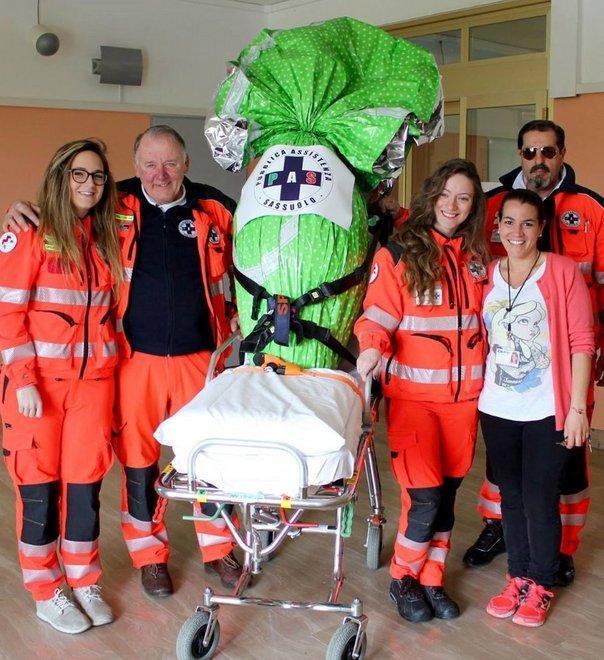 Uovo pasquale dei volontari per gli anziani