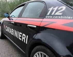 Finge di abbracciarlo e gli sfila la collana d’oro 