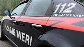 Finge di abbracciarlo e gli sfila la collana d’oro