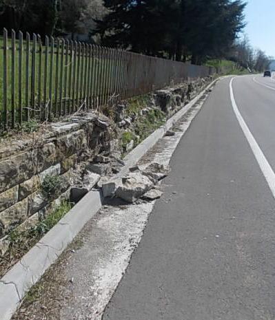 Crolla muro, sassi sulla 63