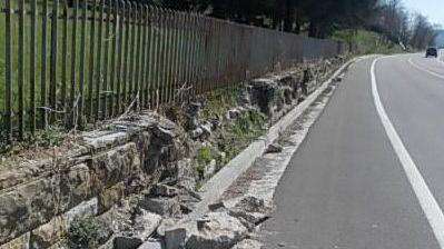 Crolla muro, sassi sulla 63