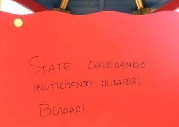 Gioco imbrattato al parco urbano, la rabbia del sindaco
