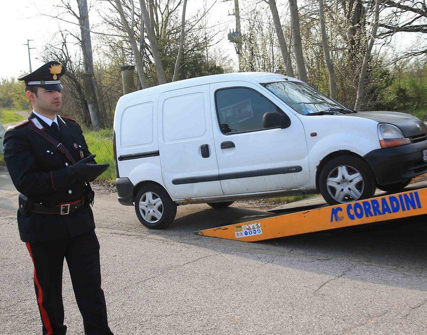 Teleguida i carabinieri e fa arrestare il ladro 