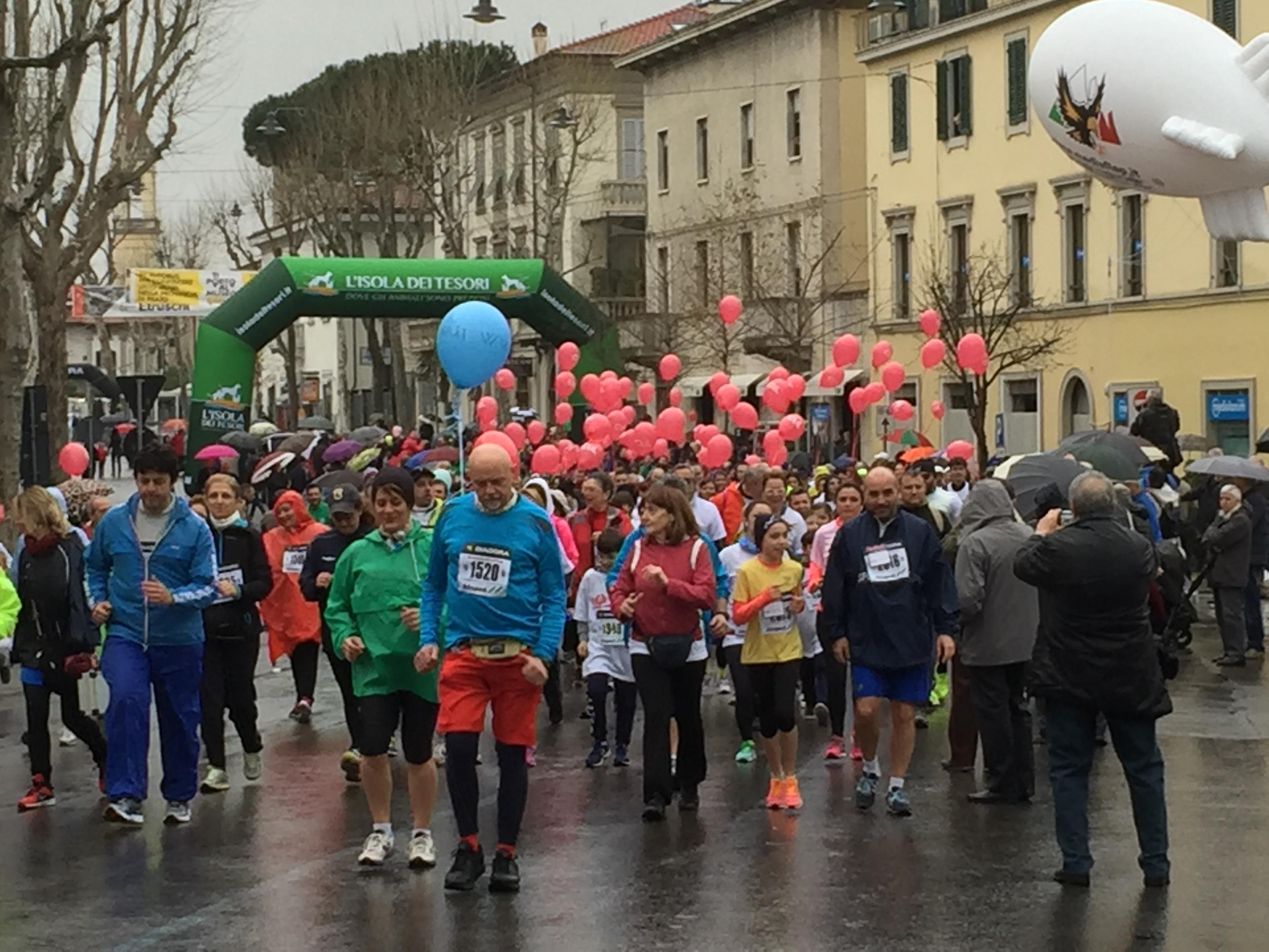 Tutti in strada nonostante la pioggia per la Maratonina