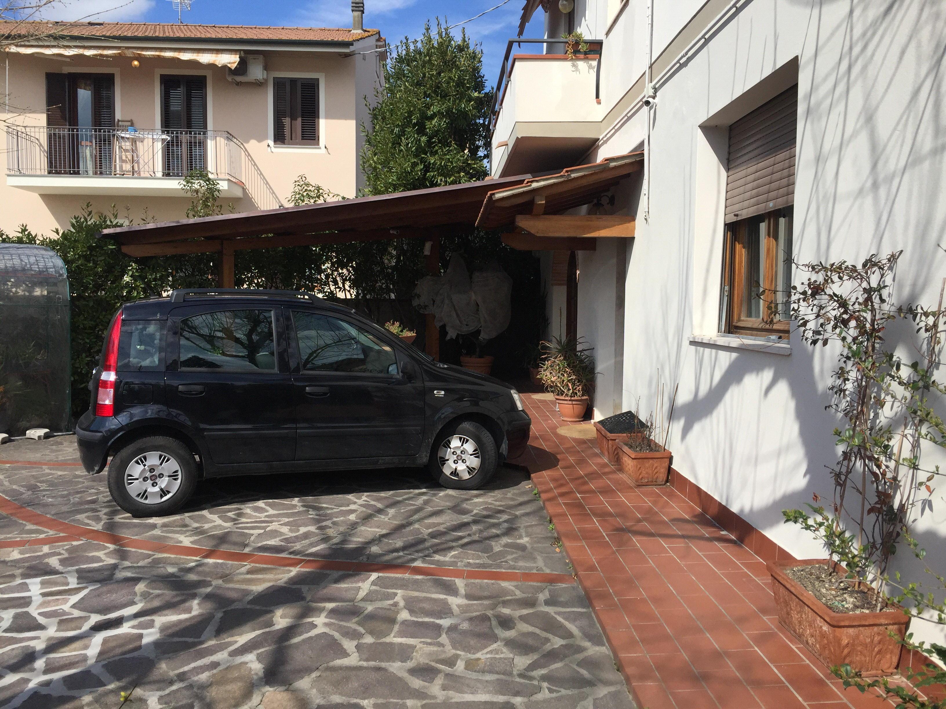L'auto che l'uomo ha tentato di incendiare