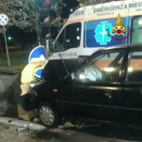 L'incidente in via di Baciacavallo dove è rimasta ferita una donna