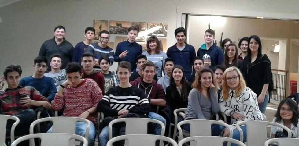 La classe III A dell'Isis Leopoldo II di Lorena con la loro insegnante Patrizia Rossi 
