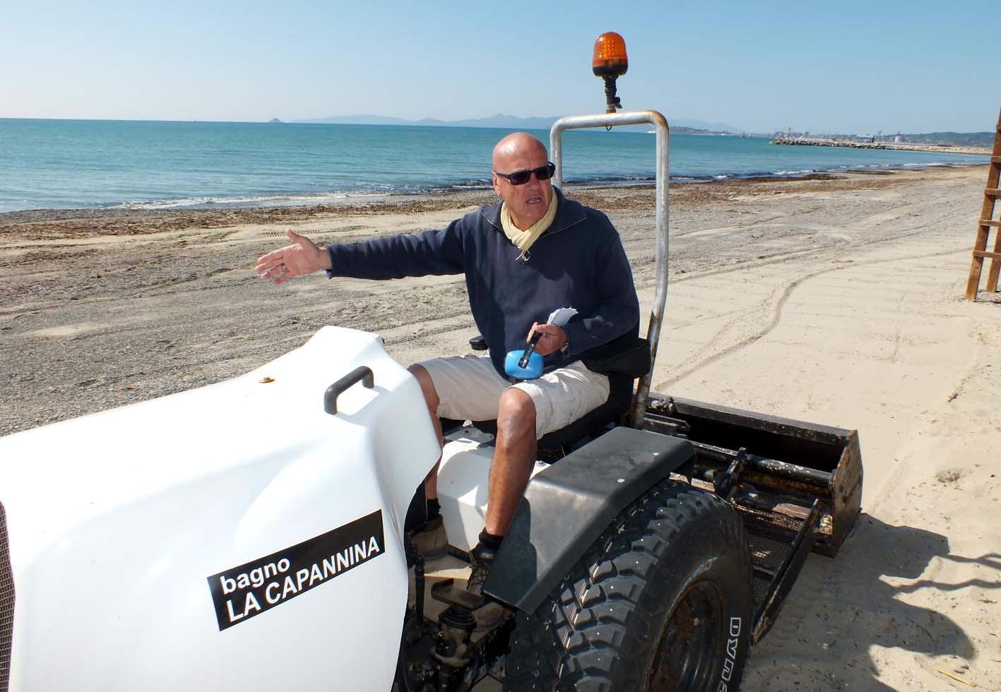 Fabrizio Lotti al lavoro in spiaggia (foto PaBar)