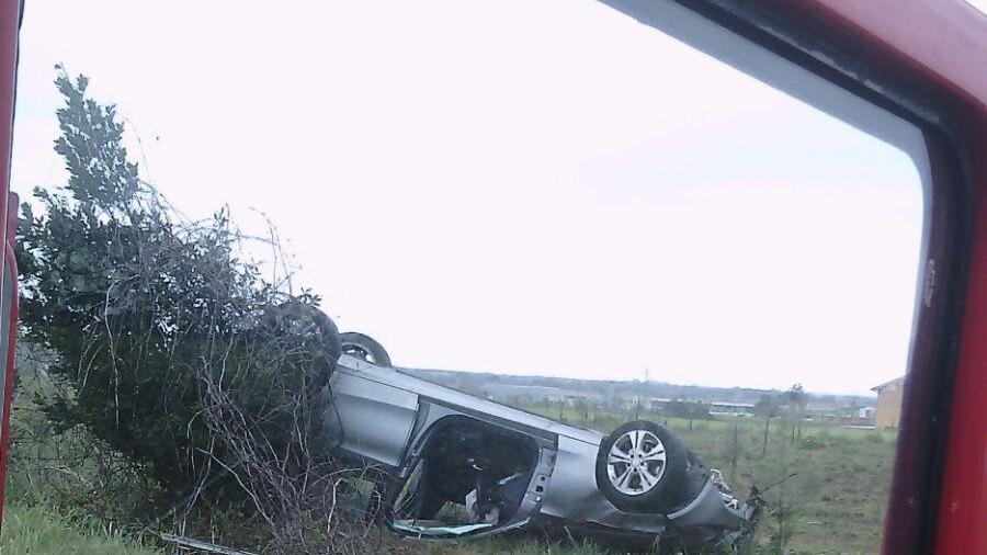 L'auto finita fuori strada a lato della variante Aurelia