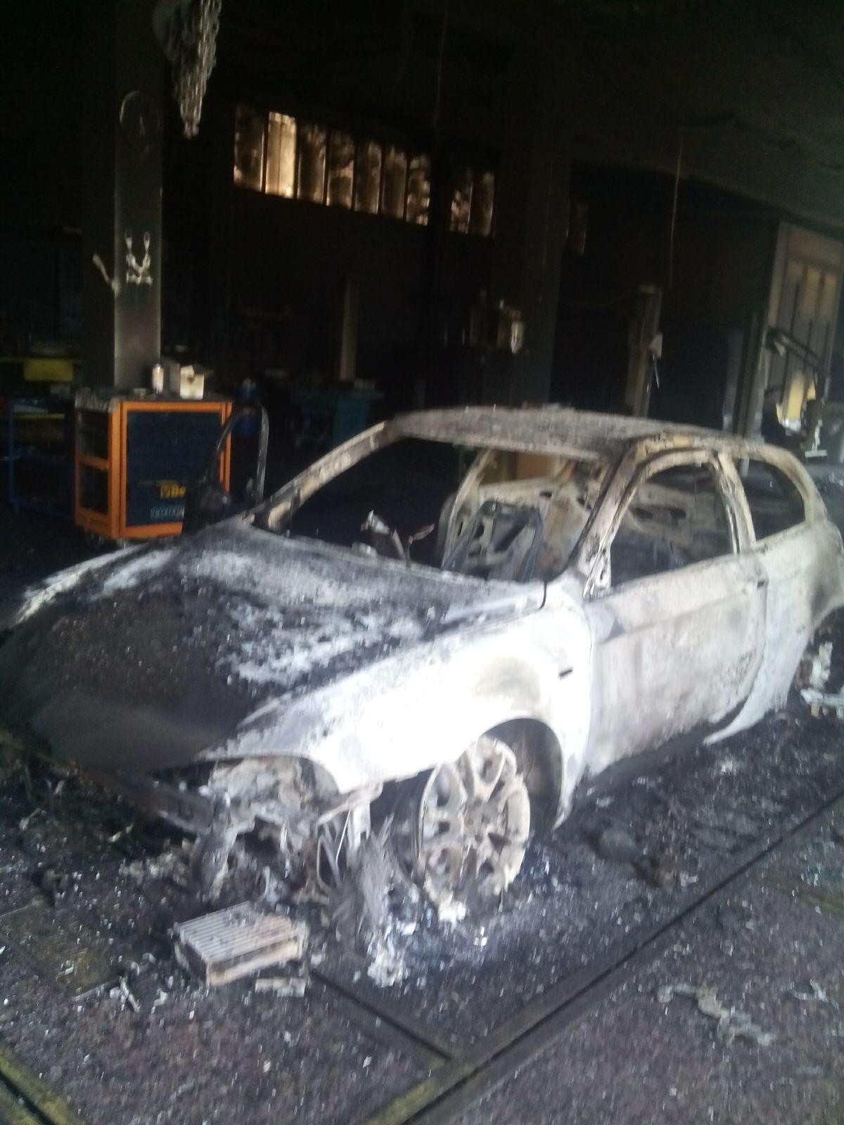 L'auto presa di mira dagli attentatori