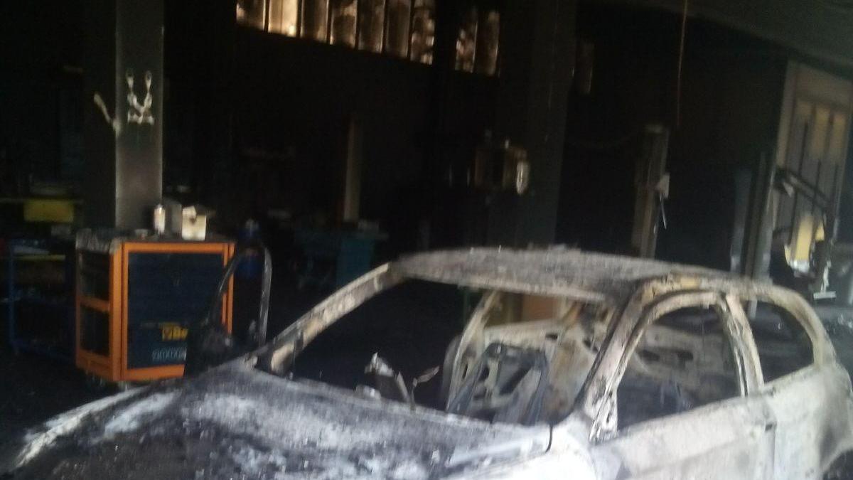 L'auto presa di mira dagli attentatori