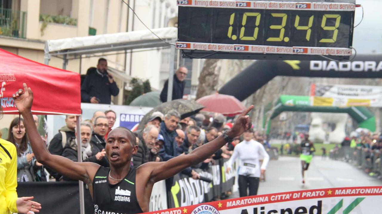 Il vincitore della Maratonina, il keniota Paul Tiongik (foto Batavia)