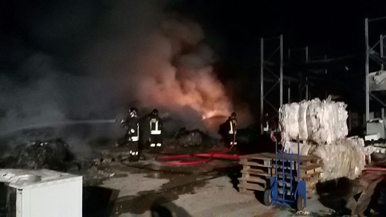 Alghero, incendio nel deposito dei rifiuti speciali
