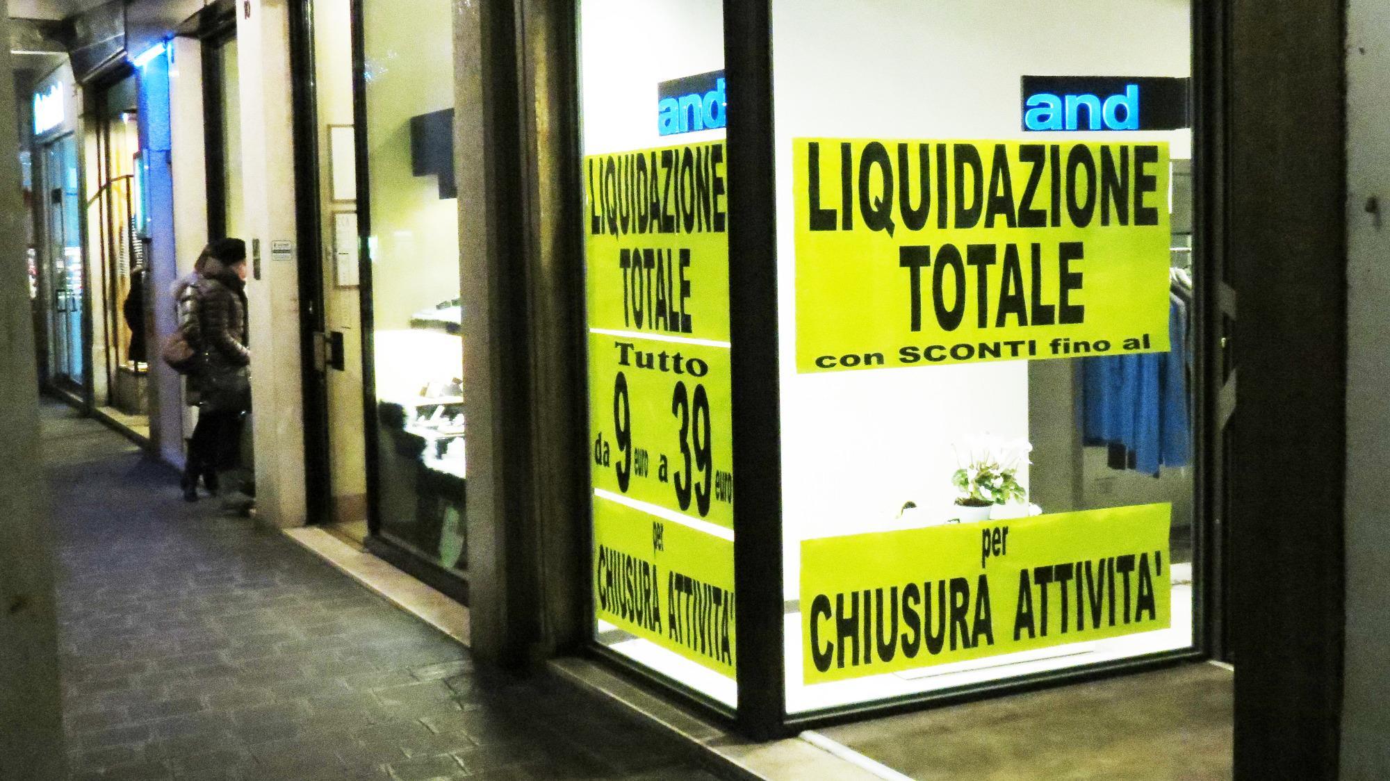 Sempre più negozi chiudono per la crisi