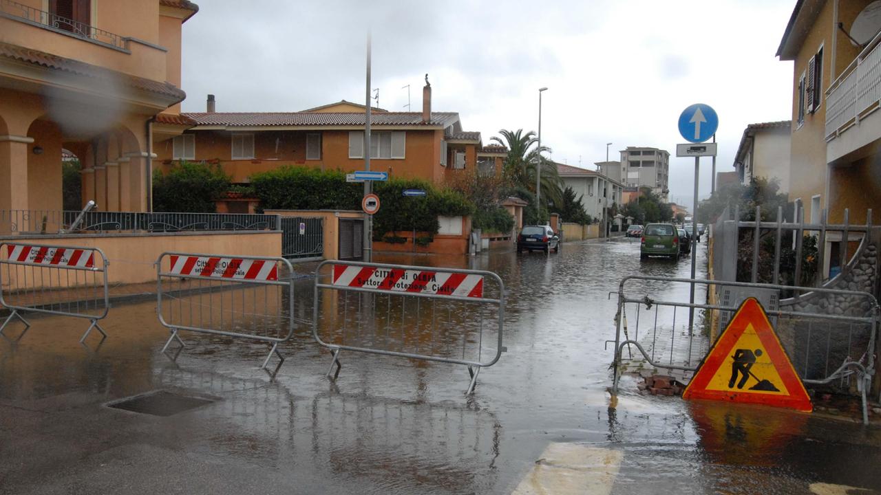 Una strada allagata a Olbia