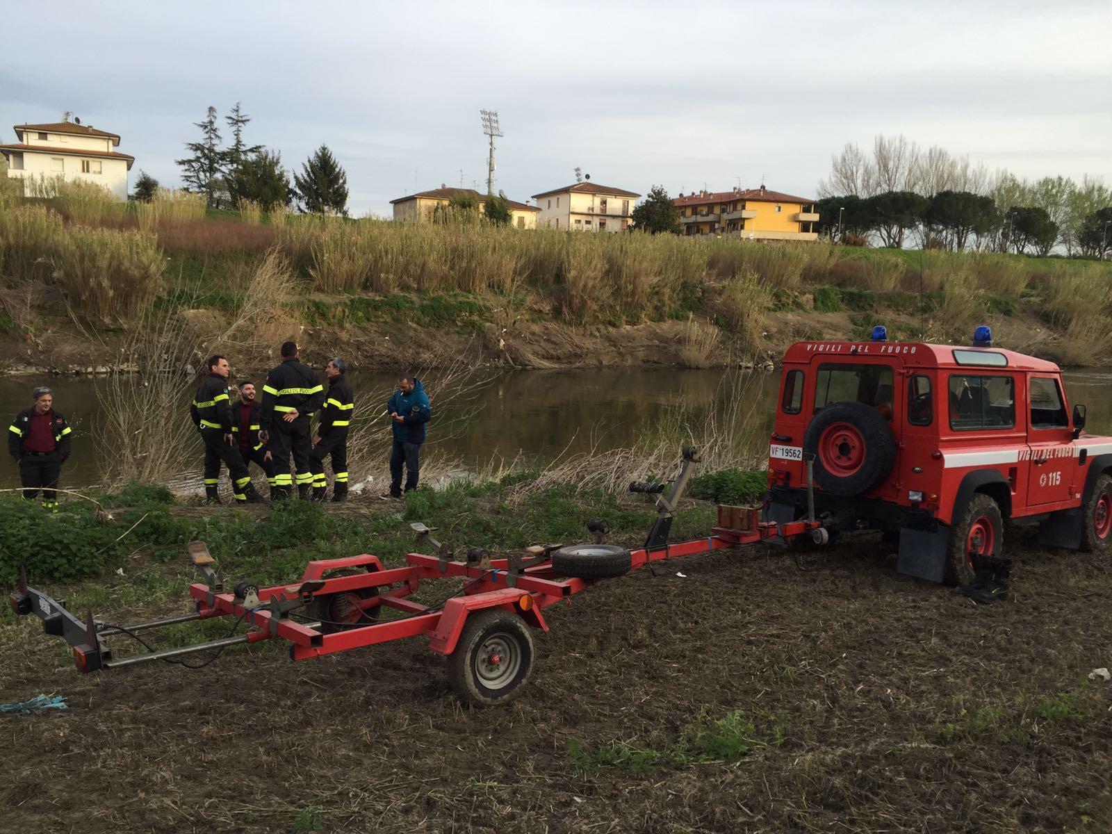 Le ricerche in Arno (Foto Agenzia Carlo Sestini)