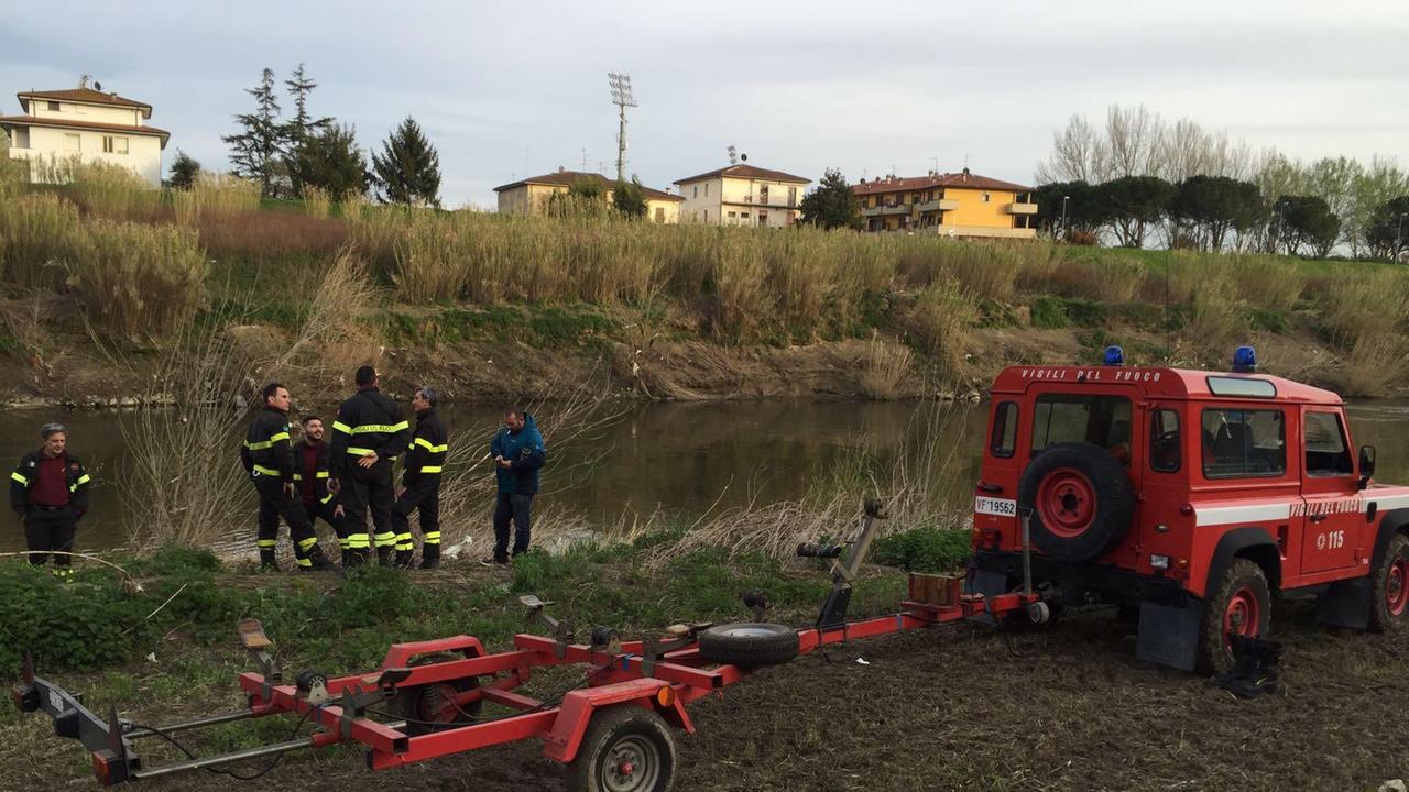 Le ricerche in Arno (Foto Agenzia Carlo Sestini)