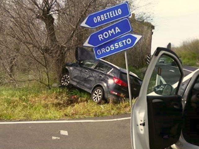 Auto sbanda e finisce contro un albero