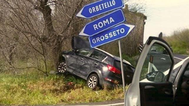 Auto sbanda e finisce contro un albero