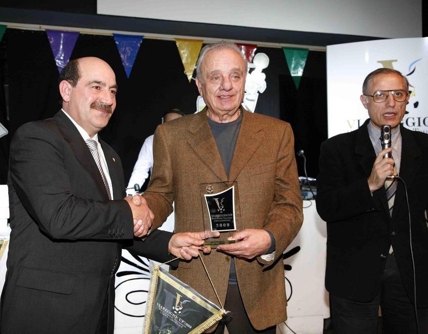 Paolo GIusti (al centro) durante una premiazione