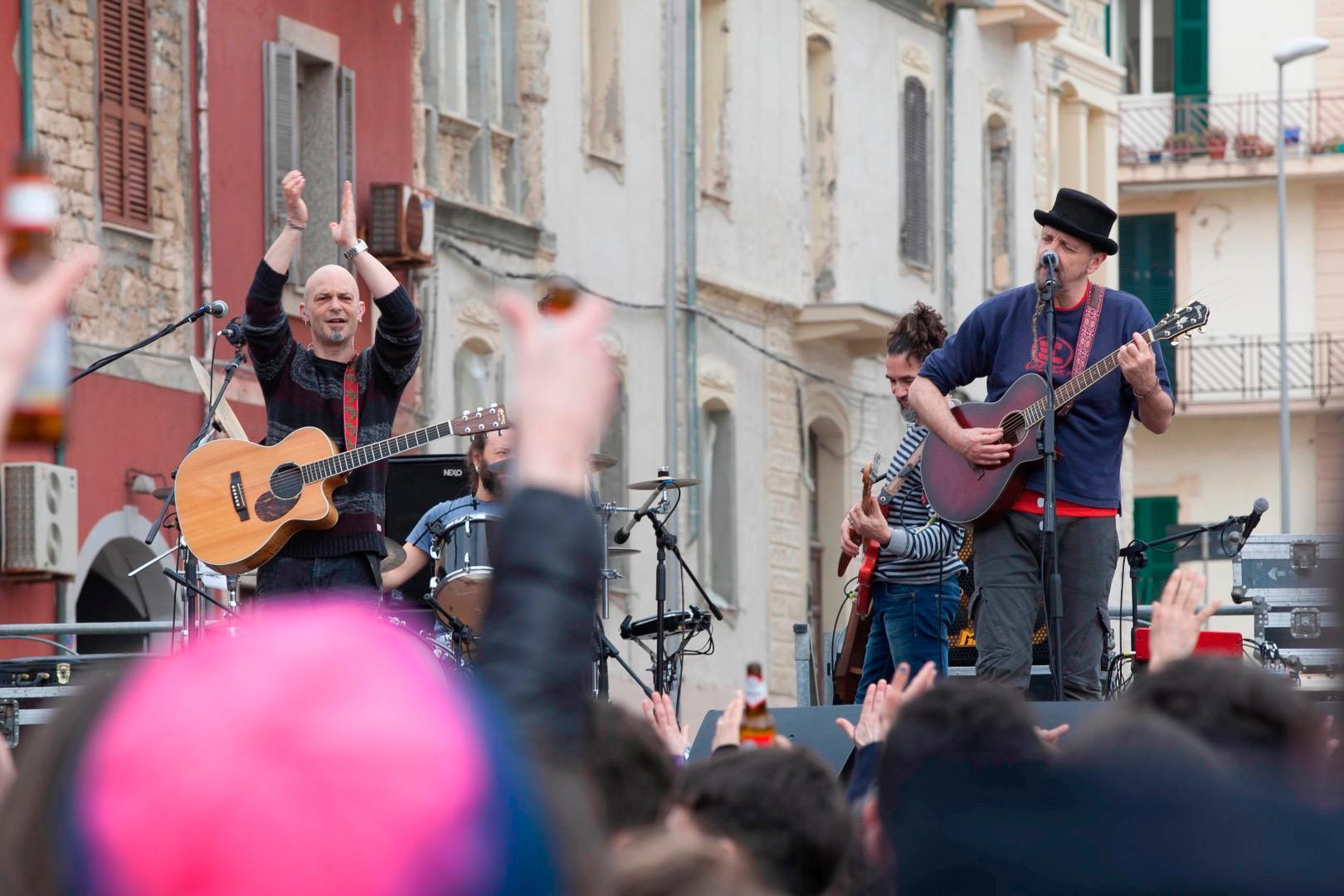 La Bandabardò in piazza Sulis