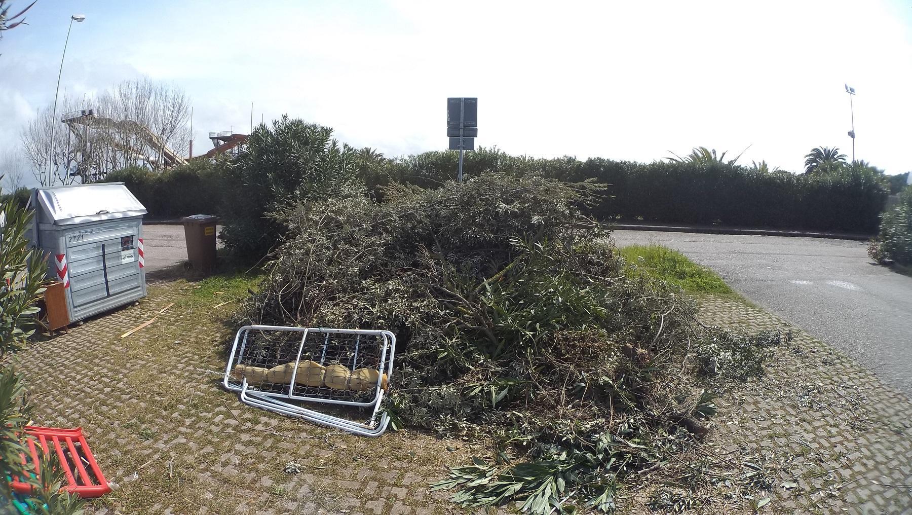 I rifiuti abbandonati nel parcheggio dell'Acqua Village