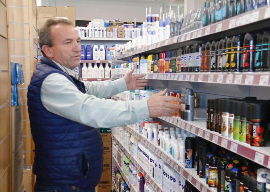 Il negozio “chiuso per colpa dei ladri”: «Mi sento da solo in trincea» 