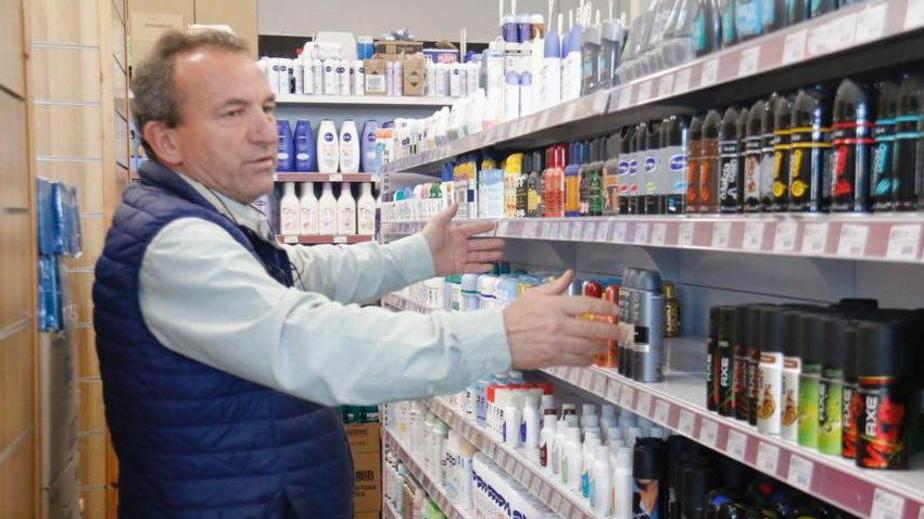 Il negozio “chiuso per colpa dei ladri”: «Mi sento da solo in trincea»