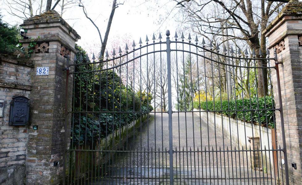 Faccia a faccia con i ladri, paura in villa a Cavriago 