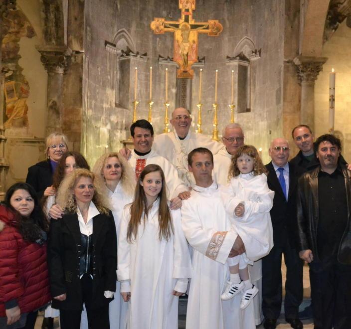 Carrara, famiglia di albanesi si converte al cattolicesimo e si battezza "in massa"