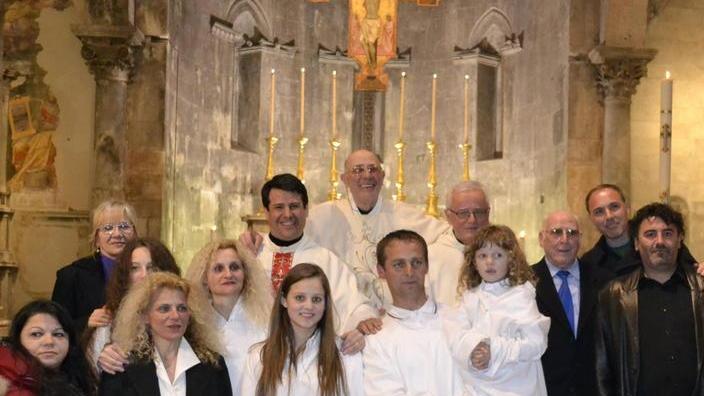 Carrara, famiglia di albanesi si converte al cattolicesimo e si battezza "in massa"