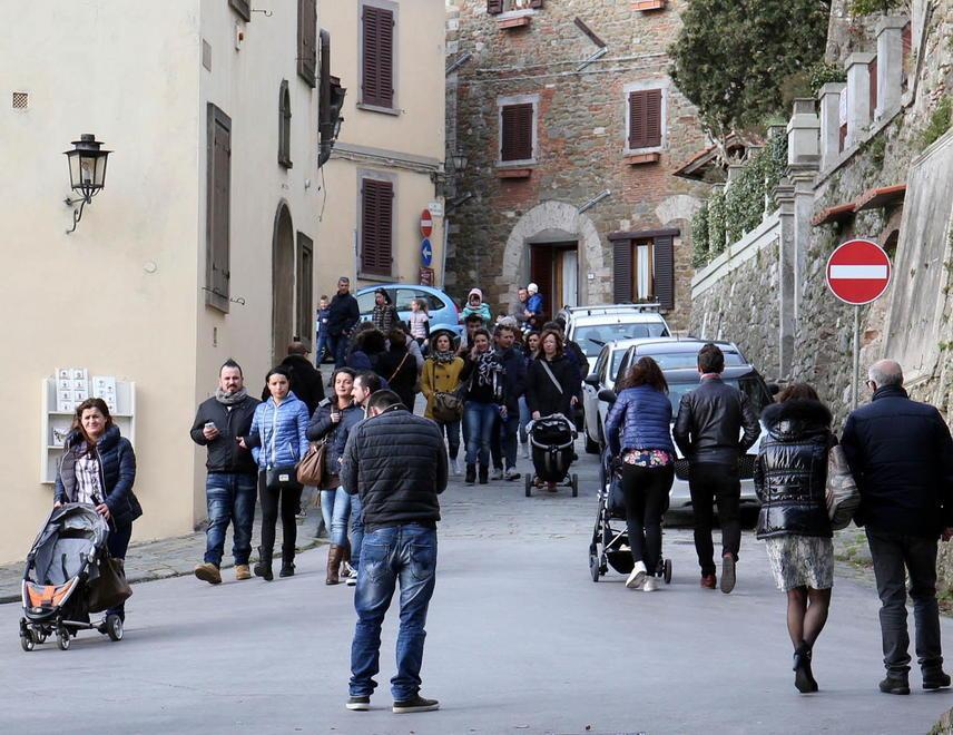 Turisti per le caratteristiche strade di Montecatini Alto il giorno di Pasquetta (Foto Nucci)