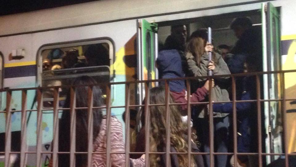 Pasquetta e disagi, il treno Alghero-Sassari è strapieno: a terra tanti passeggeri 