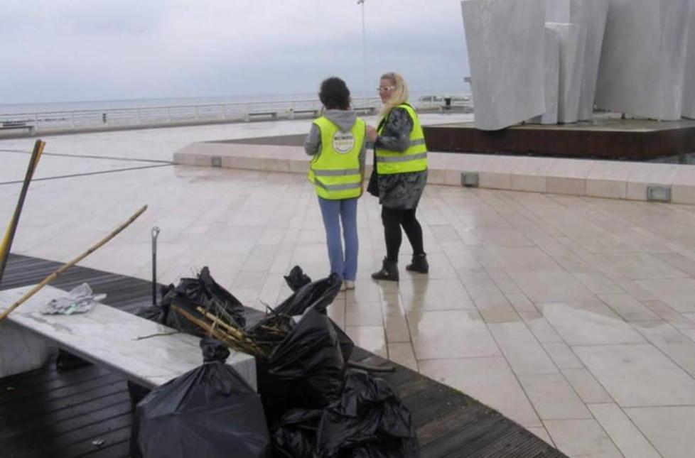 Massa, la piazza sul mare è sporca: la ripuliscono i Cinque stelle 