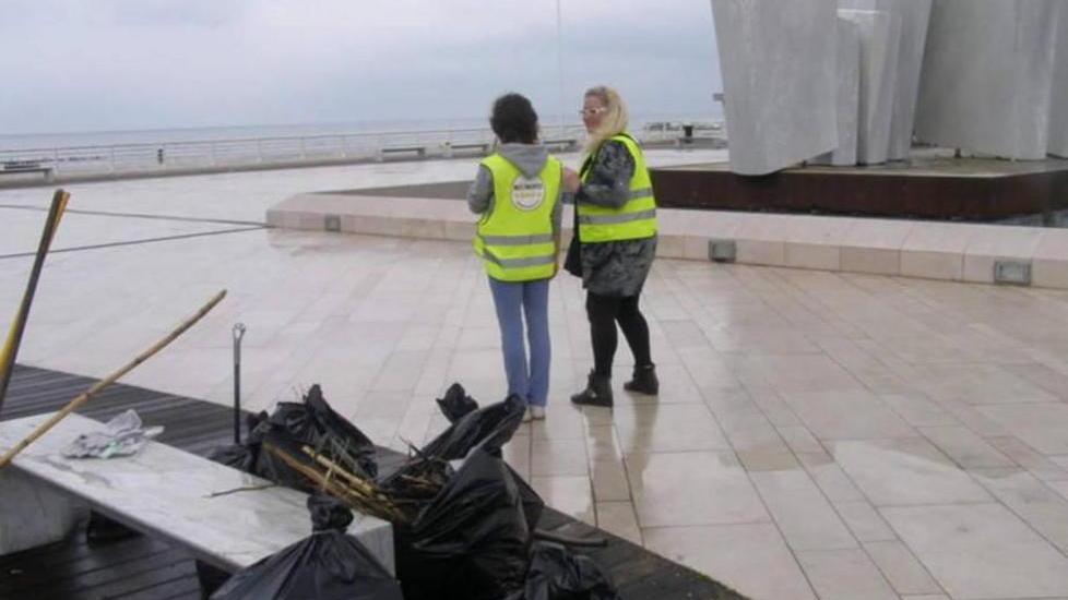 Massa, la piazza sul mare è sporca: la ripuliscono i Cinque stelle