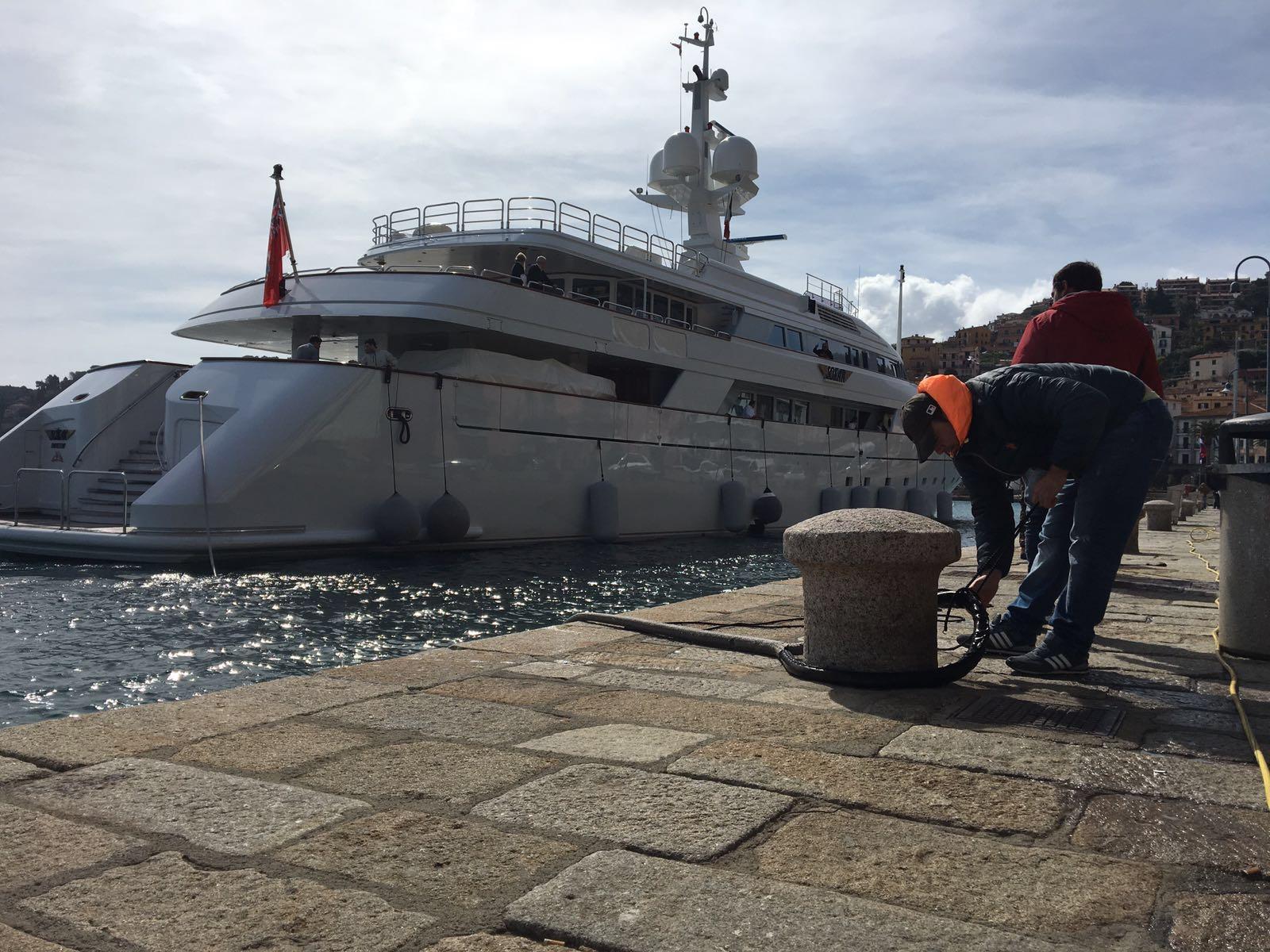 Il panfilo della famiglia Al Fayed a Porto Santo Stefano (foto Enzo Russo)