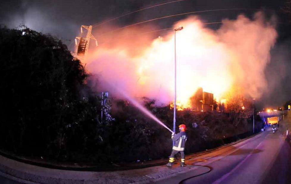 Maxi incendio davanti al Carrefour, il titolare dell'area: "Colpa di un piromane"