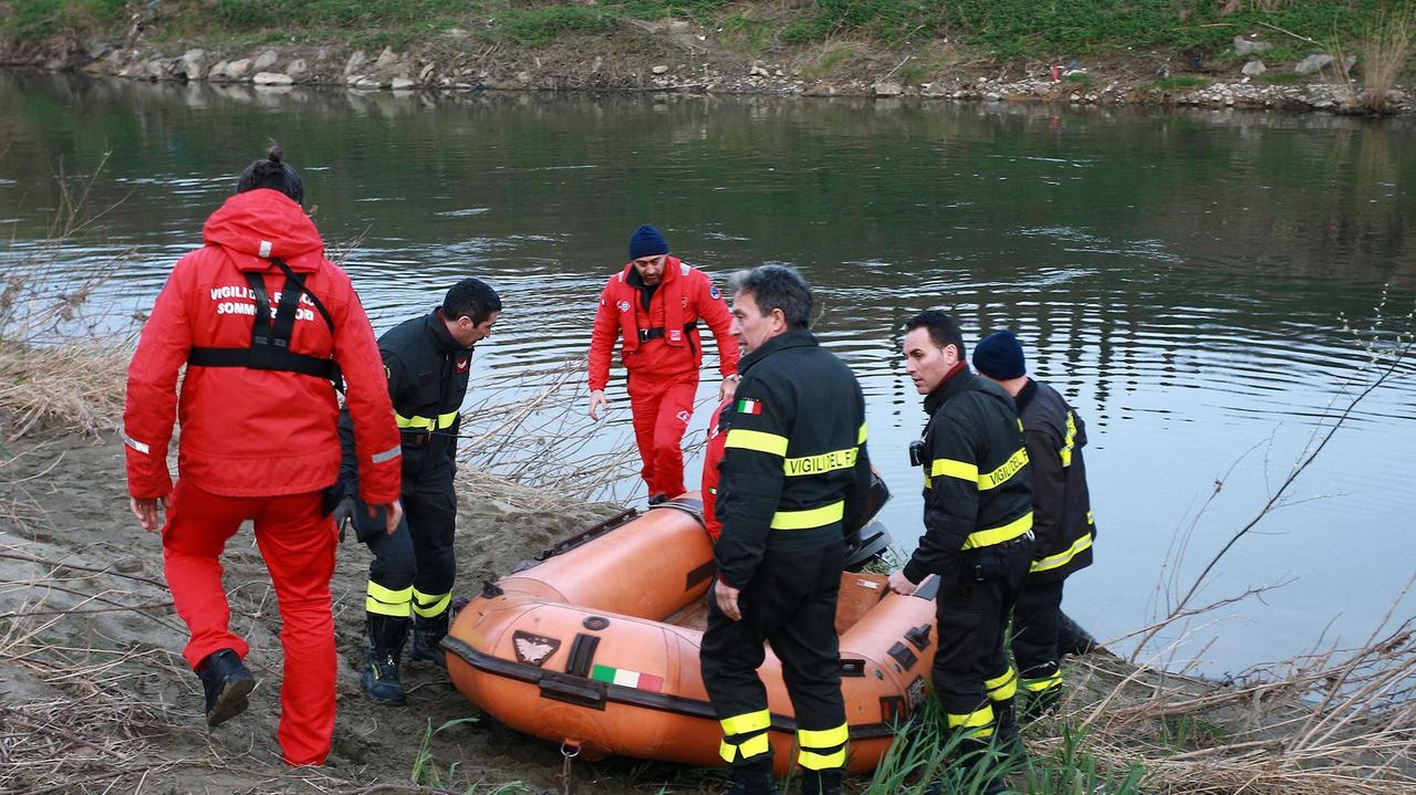 Le ricerche sull'Arno (foto agenzia Sestini)