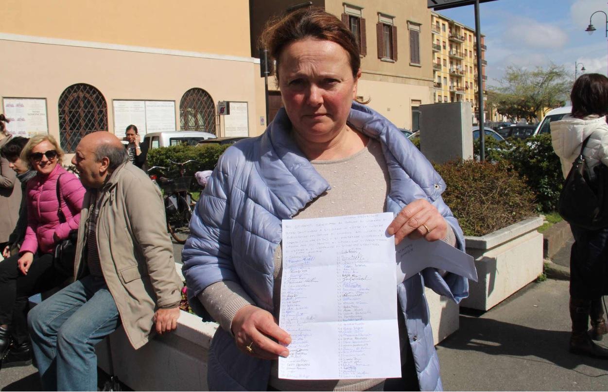 Una delle protagoniste del presidio mostra la petizione firmata dai frequentatori delle biblioteche in solidarietà con i lavoratori (Repetti Pentafoto)