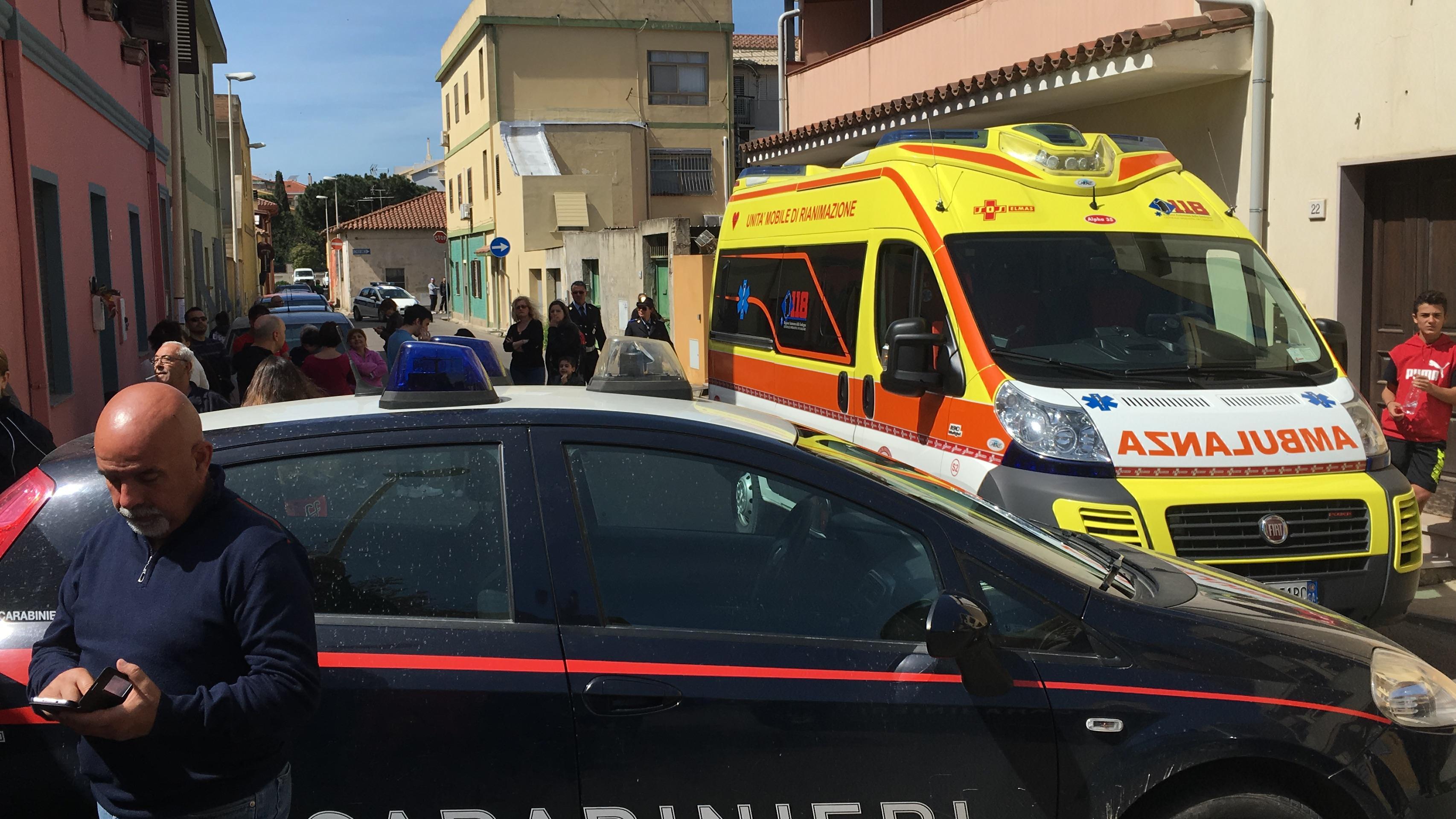 I carabinieri davanti alla palazzina evacuata (foto Mario Rosas)