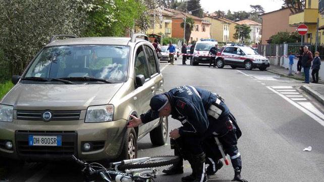 La Fiat Panda e la bicicletta in via di Cantagallo (foto Batavia)